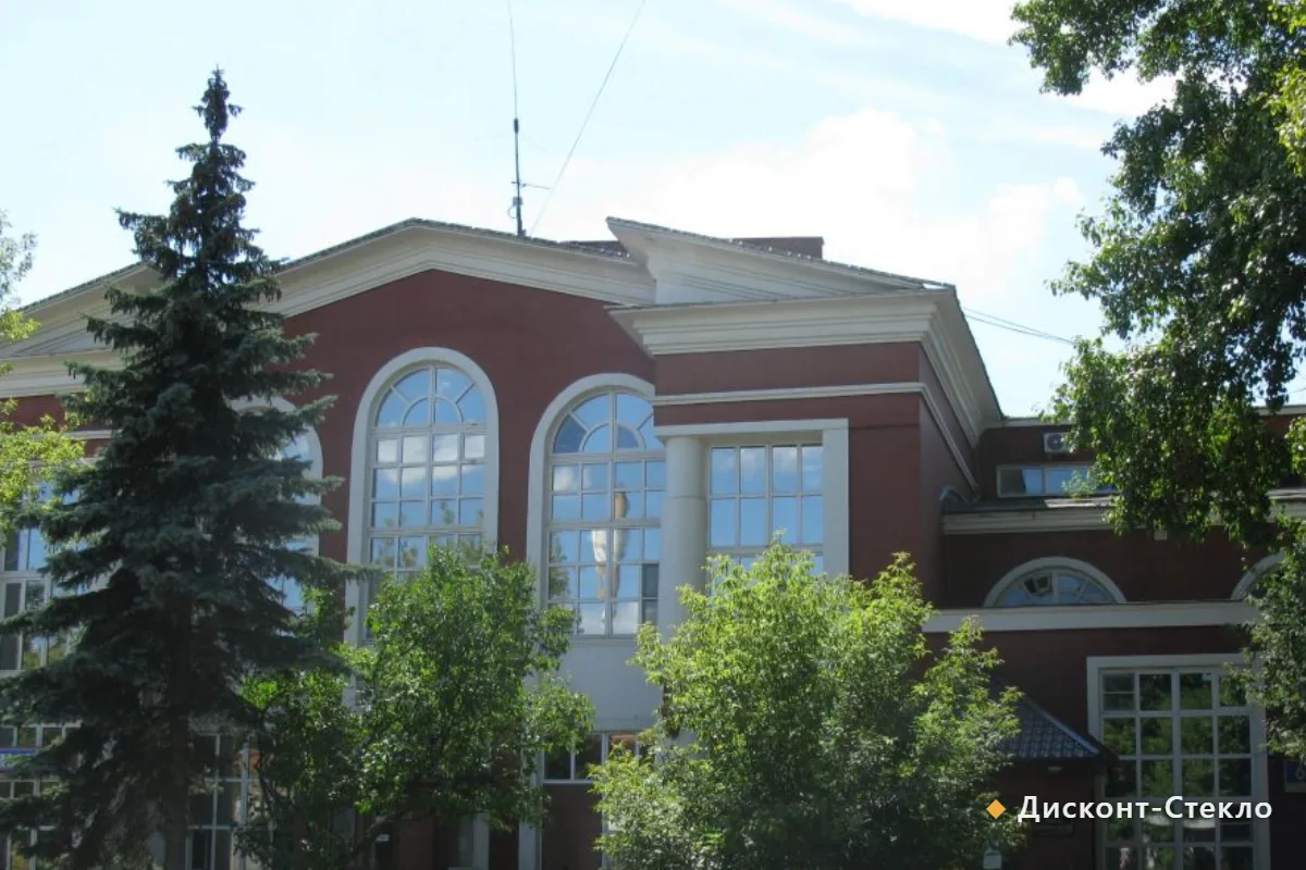 Оптовая партия листового стекла на складе перед отгрузкой в Химки